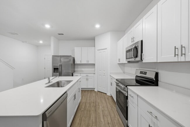 Building Photo - Available Now –NEW  Beautiful Move-In Ready Home in Ocala!INTERNET INCLUDED