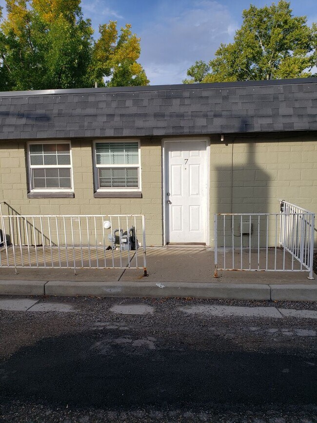 Building Photo - 1 Bed 1 Bath Main Level (no neighbors above or below) Apartment within Walking Distance to Whole ...