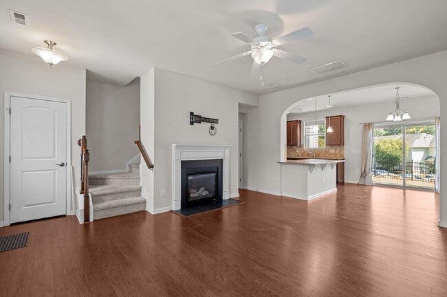 Building Photo - Modern 3-Bed Townhome in Thompson Ridge – ...
