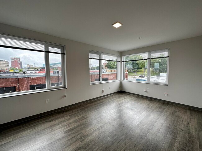 Building Photo - 409 Elm St