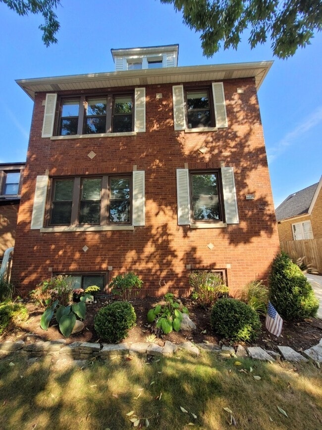 Building Photo - 6113 N Karlov Ave