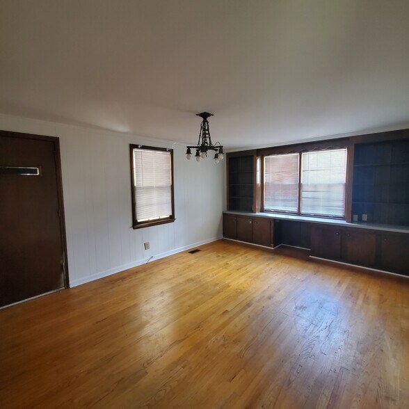 Building Photo - 301 W Lakeside Ave