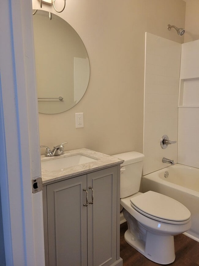 Building Photo - 2 bedroom 1 bath duplex!