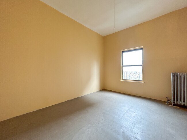 Building Photo - 563 Cauldwell Ave