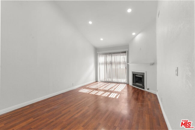 Building Photo - 3055 N Brea Blvd