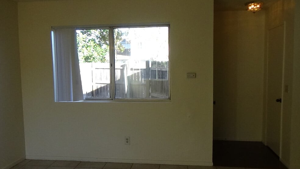 Building Photo - 701 Summerwood Ln