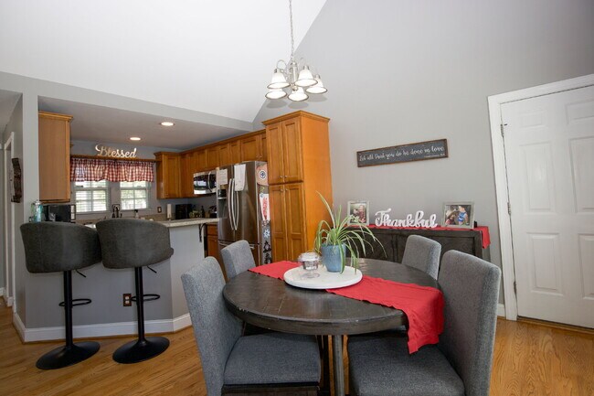 Building Photo - Charming 3 BR/2BA Ranch with fully fenced ...