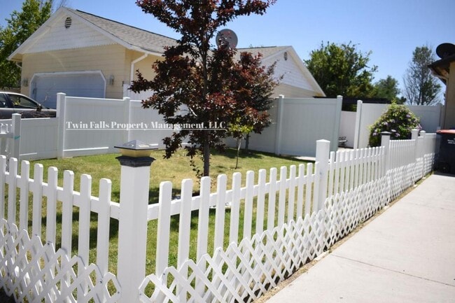 Building Photo - 2010 Carlis Cove