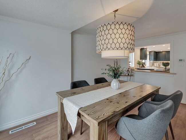 Building Photo - Chic Urban Oasis in Hillsdale