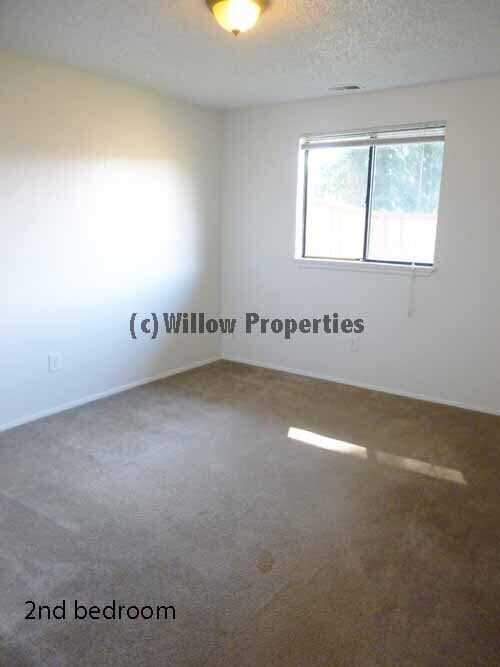 Building Photo - Spacious Two Bedroom Duplex