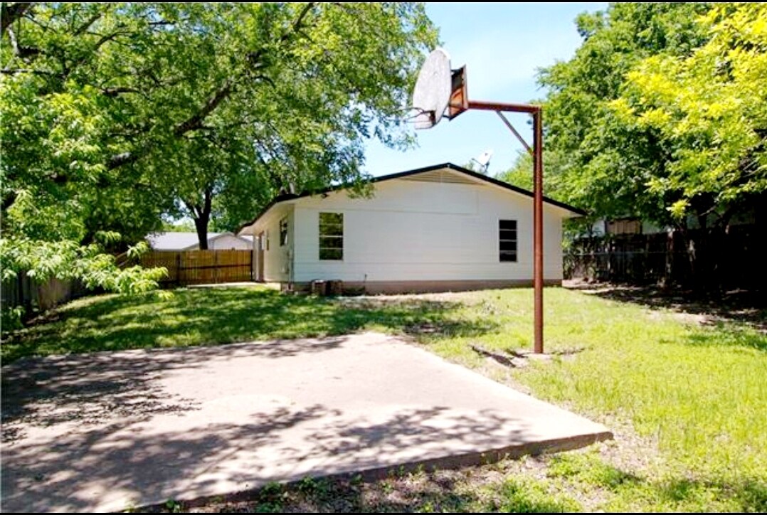 Building Photo - 9805 Dallum Dr