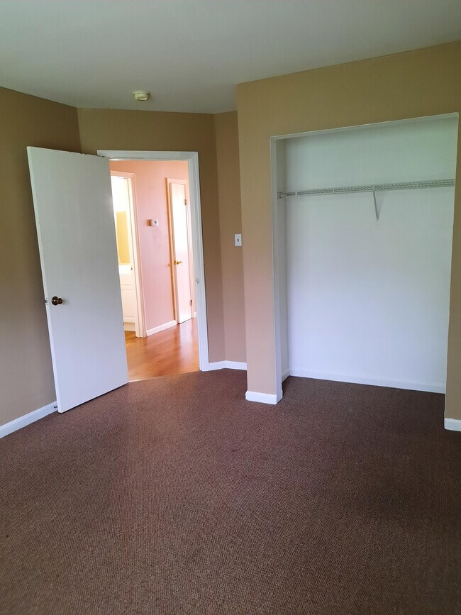 Building Photo - 142 Pickwick Pl