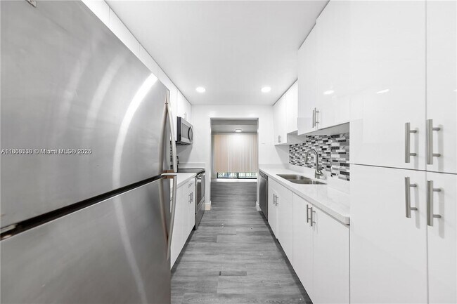 Building Photo - 3680 Inverrary Dr