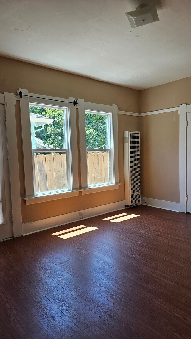 Building Photo - 325 E Saint James St