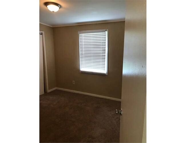 Building Photo - 6260 Sarasota Dr