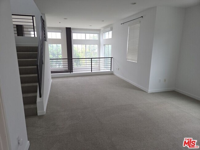 Building Photo - 5350 Playa Vista Dr