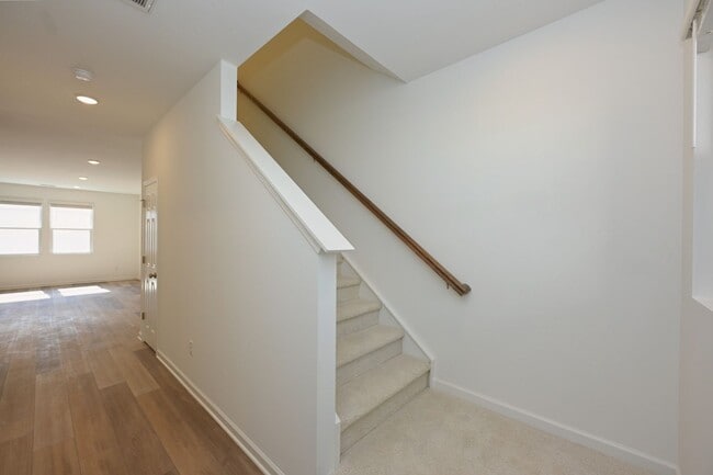 Building Photo - FREE TV!!