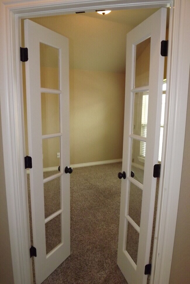 Building Photo - Newer Home built in  2014 w/storm shelter!