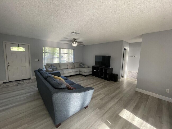 Building Photo - 2434 SE Sidonia St