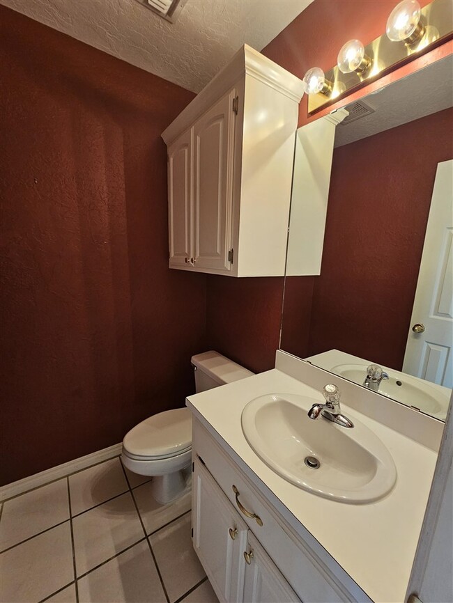 Building Photo - 6605 NW Willow Tree Cir