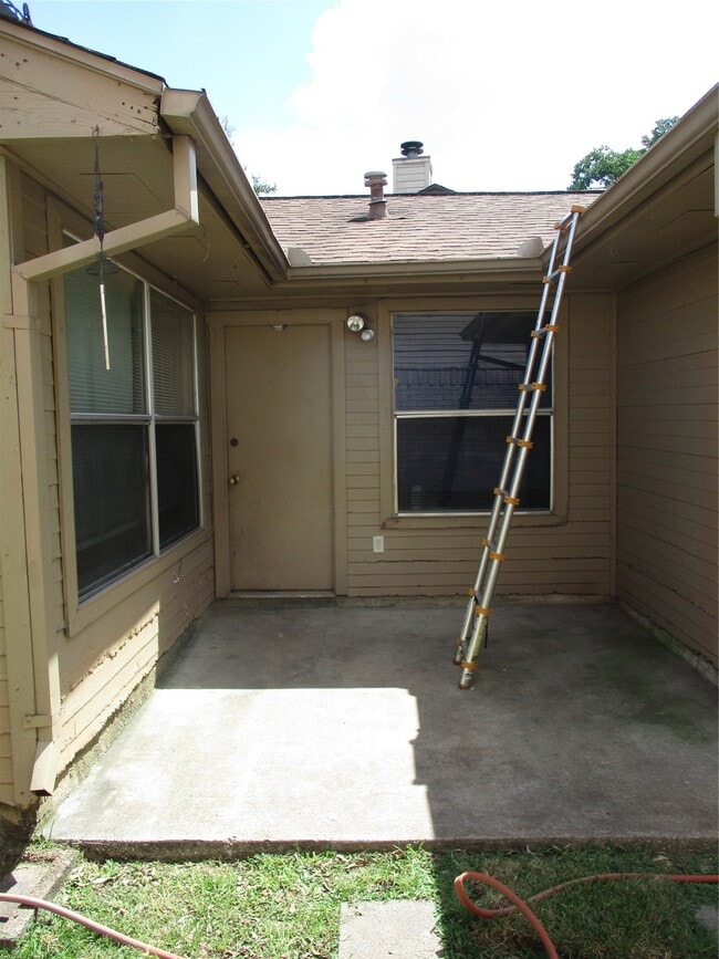 Building Photo - 19947 Mountain Dale Dr