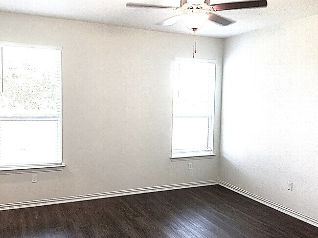 Building Photo - 469 Pebble Bend