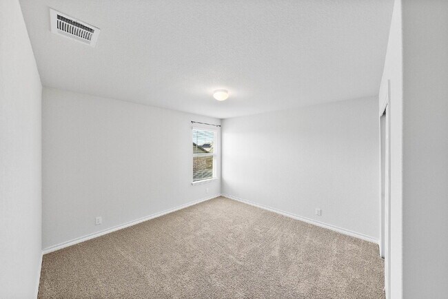 Building Photo - Spacious 5-Bedroom Rental on Oversized Cor...