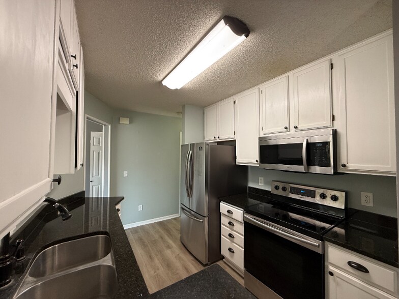 Building Photo - 14357 Estates Ave
