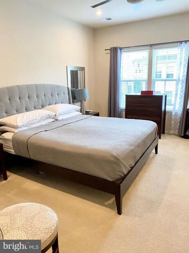 Building Photo - Beautiful Single Family home with Loft and Off Street Parking