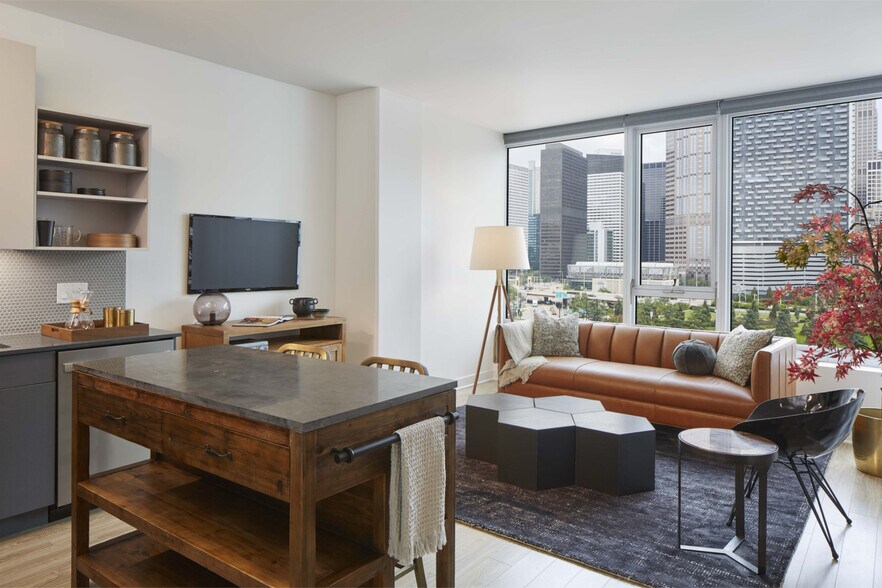 Building Photo - 529 S Wells St