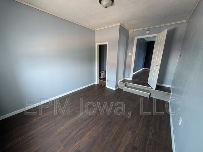 Building Photo - 105 1st St E