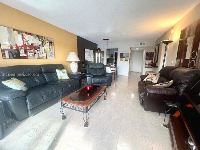 Building Photo - 2200 Diana Dr