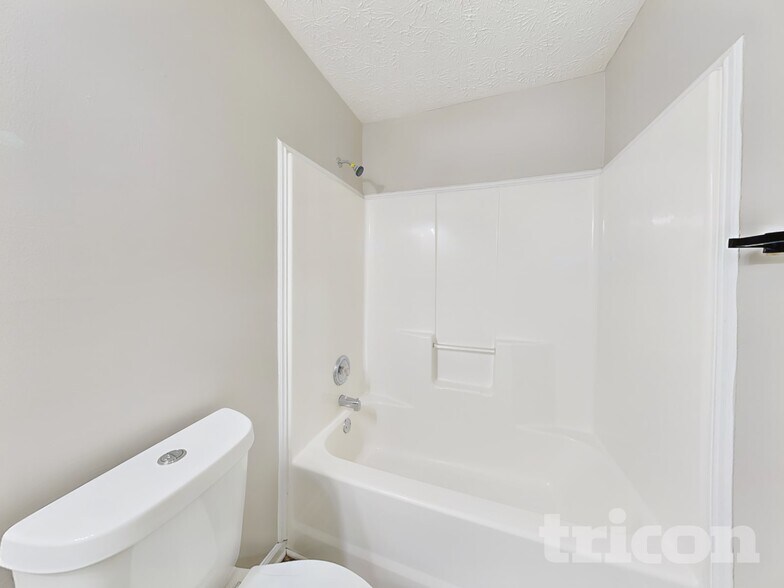 Building Photo - 915 Chapel Hill Dr SE