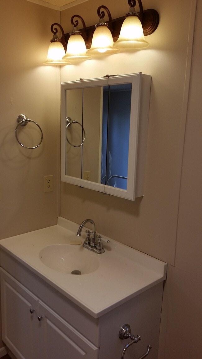 Building Photo - 8830 Highland View Rd