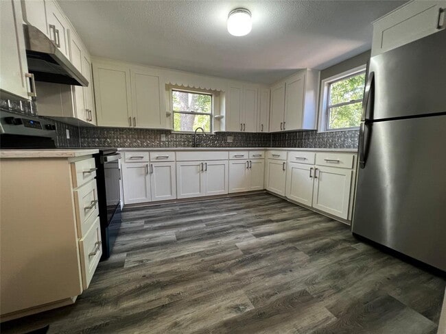 Building Photo - 810 Cecelia St