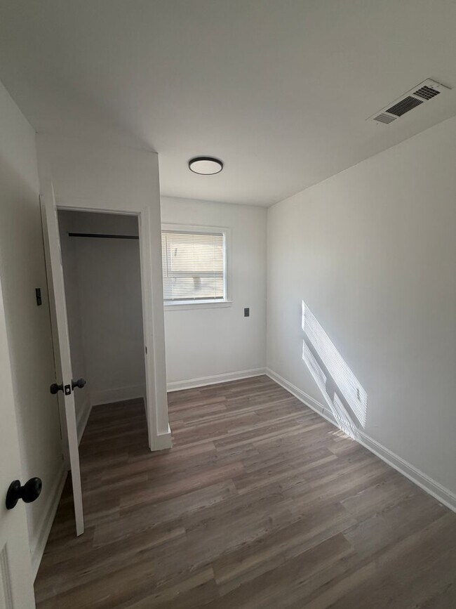 Building Photo - 890 Charles Pl