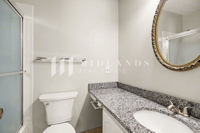 Building Photo - Bellevue Townhome