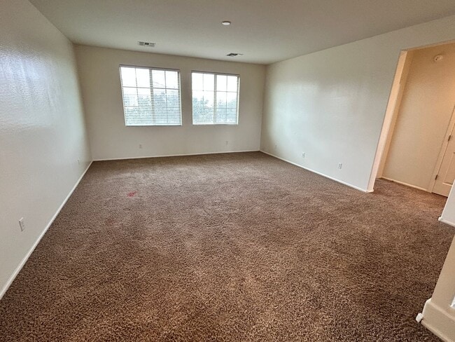 Building Photo - Spacious 4 Bedroom, 3 Bath Two-Story Glend...