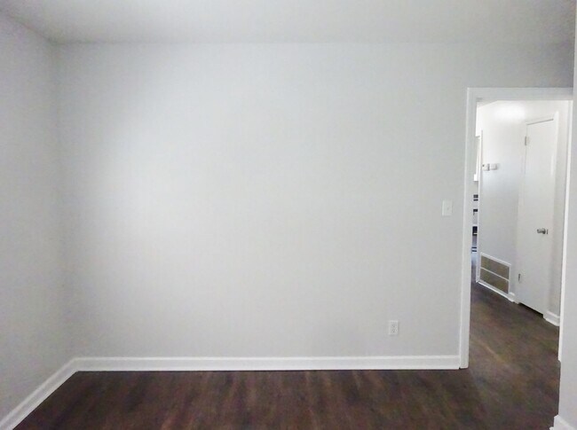 Building Photo - Lake Front Adorable Home!