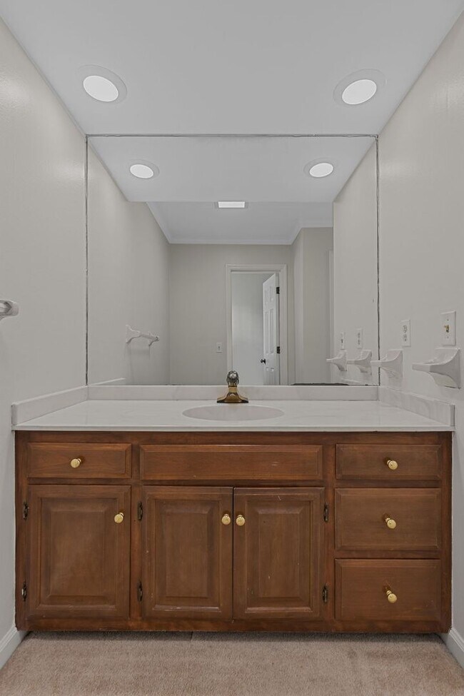 Building Photo - AVAILABLE NOW-- 4-Bed/5-Bath in the heart ...