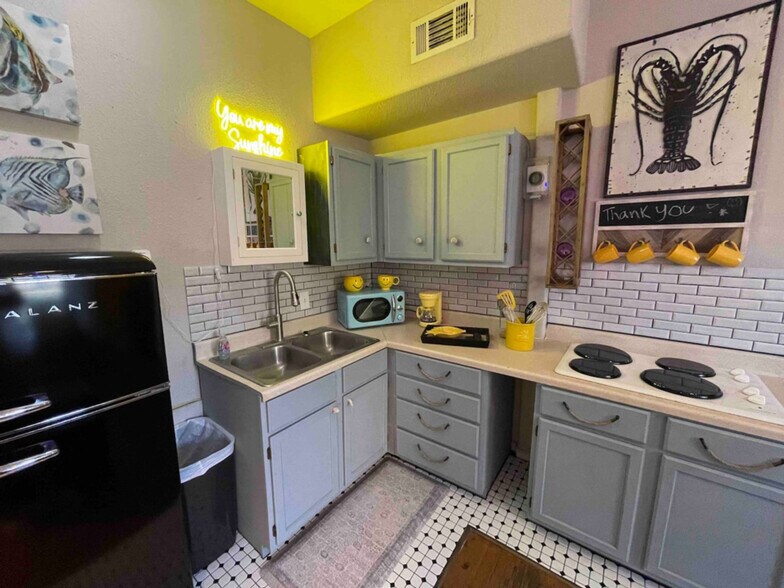 Building Photo - 2423 Avenue Q