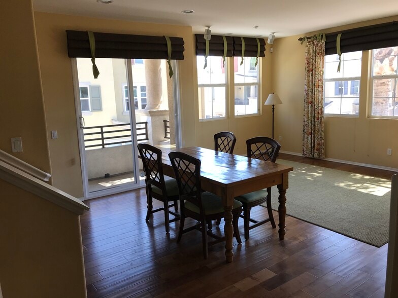 Living area (furniture not included and white walls now) - 5053 Plaza Promenade