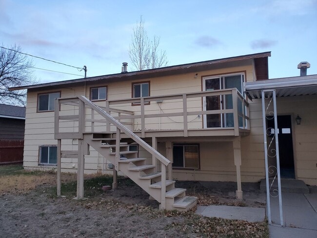 Building Photo - 826 N 12th St E