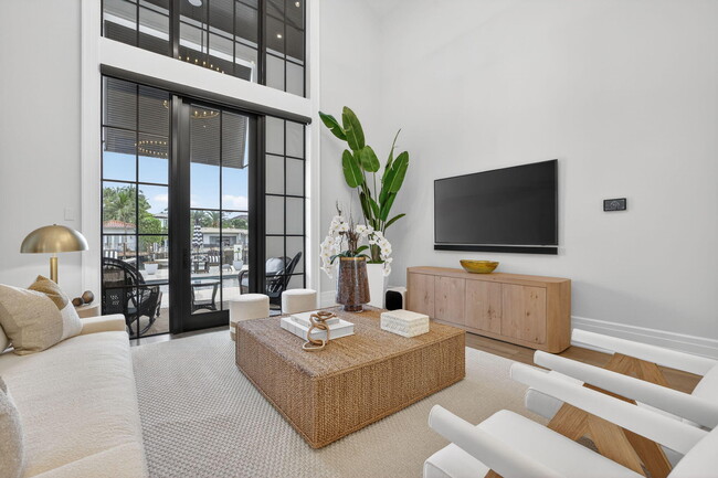 Building Photo - 400 Mola Ave