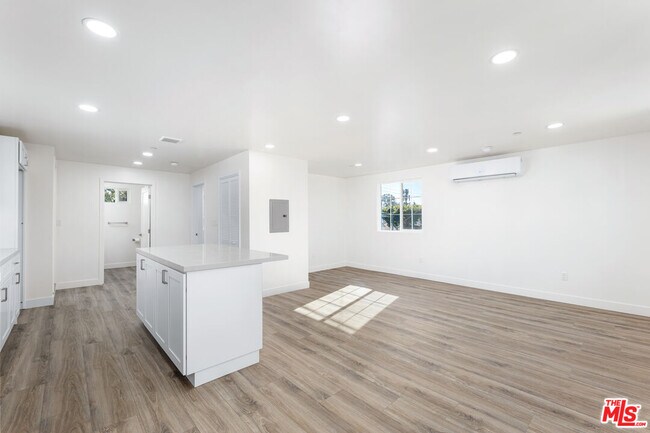 Building Photo - 498 E 52nd St