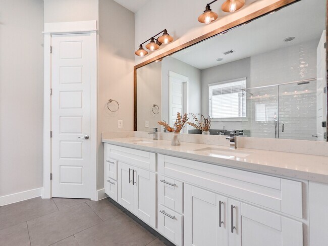 Building Photo - 1114 W 15th 1/2 St