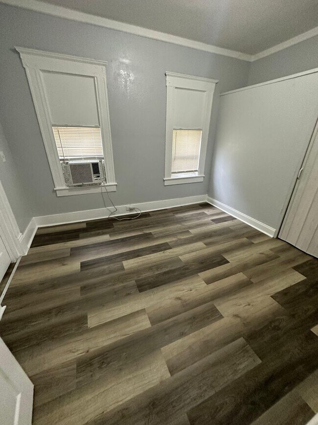 Building Photo - Fully Renovated 2/1 -Single Family Availab...