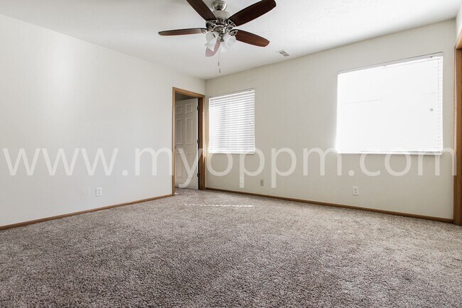 Building Photo - 2 Bedroom / 2 Bathroom Unit | Cornhusker Creek Apartment