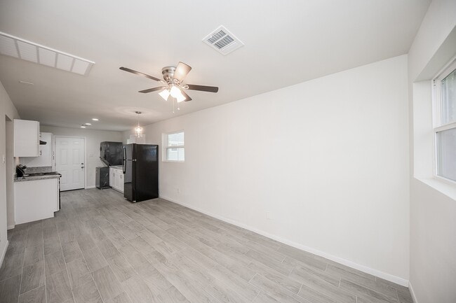 Building Photo - 5040 Mallow St