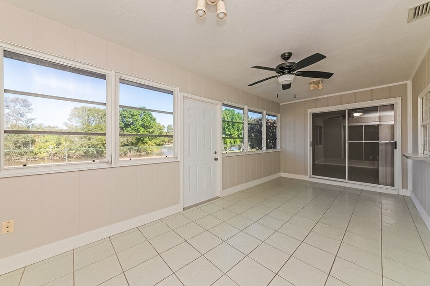 Building Photo - 6202 65th Ct E